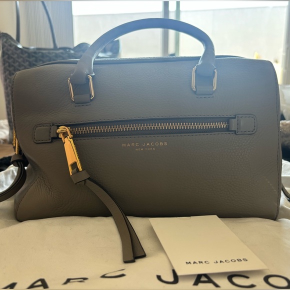 Marc Jacob’s small duffle bag! Only used twice . No tags - Picture 2 of 3